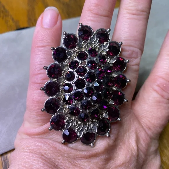 Amethyst colored crystals in a large One Size ring - Picture 4 of 7